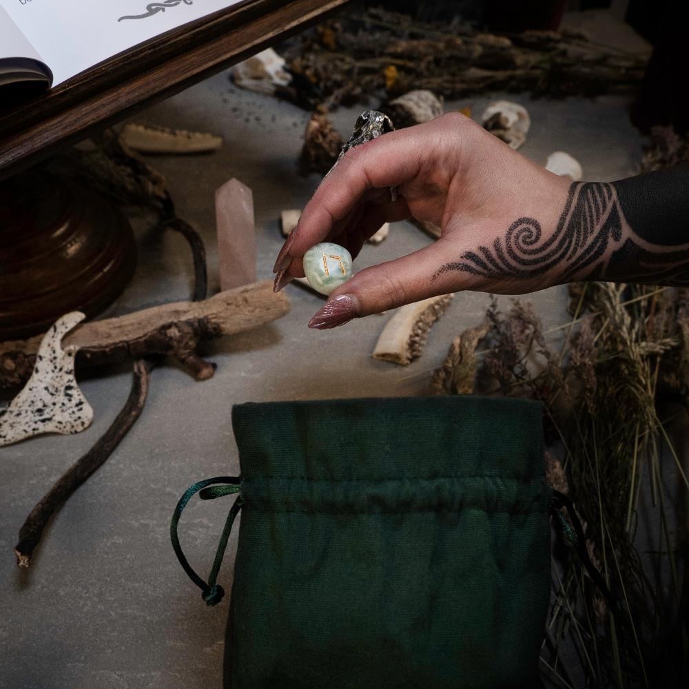 Straightforward Rune Reading-Single Rune Draw – NorthernBlack